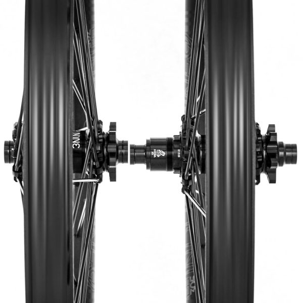 Industry Nine Hydra Enduro Boost 305 V3 27.5 Wheelset | Sram XD | Black Hub