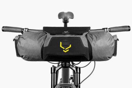 apidura-backcountry-accessory-pocket-4l-on-bike-1