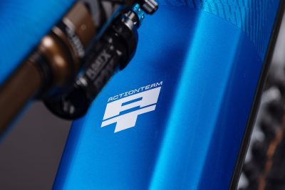 Cube_Reaction_Stereo_Hybrid_One44_HPC_AT_800_Blue_ActionTeam_4_V2