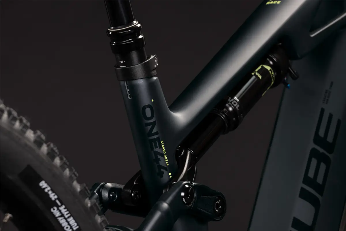Stereo_Hybrid_One44_HPC_Race_Coal_3